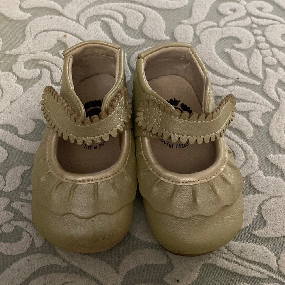 Soft sole Mary Jane gently worn size 4